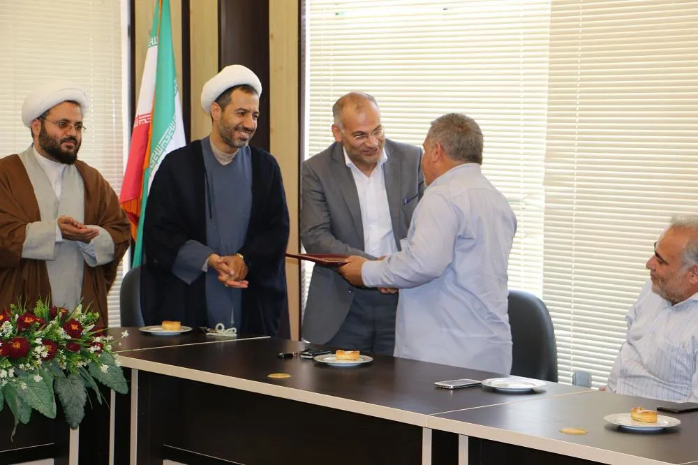 مراسم تجلیل از همکار بازنشسته در معاونت آموزشی، پژوهشی و دانشجویی برگزار شد.   