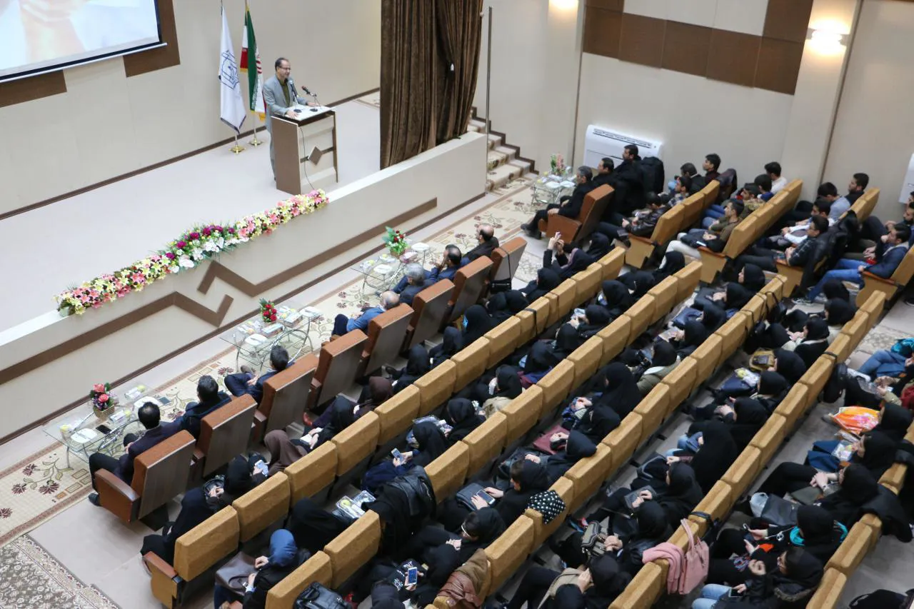 جشن دانشجویی میلاد حضرت زینب(س) و روز پرستار در دانشکده علوم پزشکی مراغه برگزار شد.